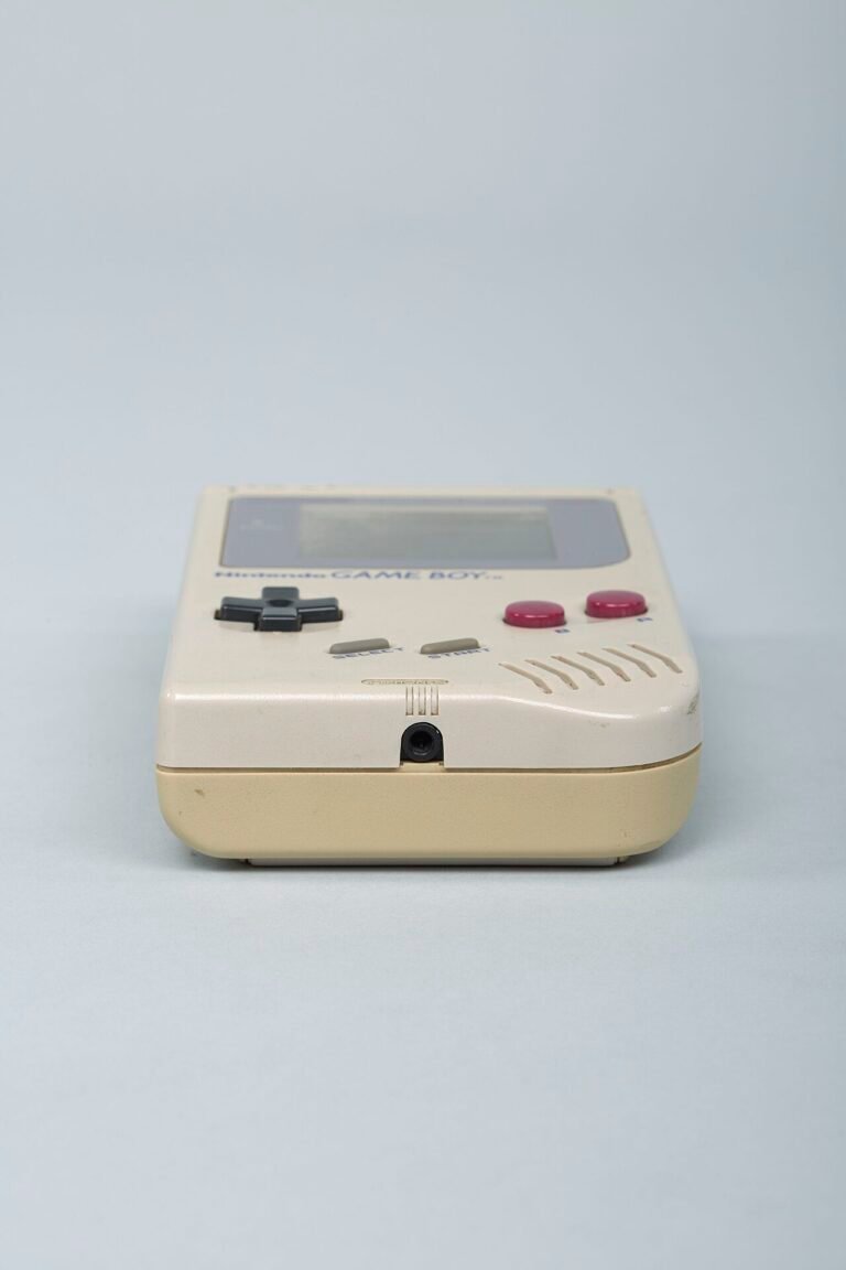 Collection Charles Cros. Consoles de jeux vidéo (média   multimédias). Consoles de jeux vidéo Nintendo   Game Boy. Console de jeux vidéo Game Boy de Nintendo, n° de série DMG01   btv1b55009932b (09 of 13)